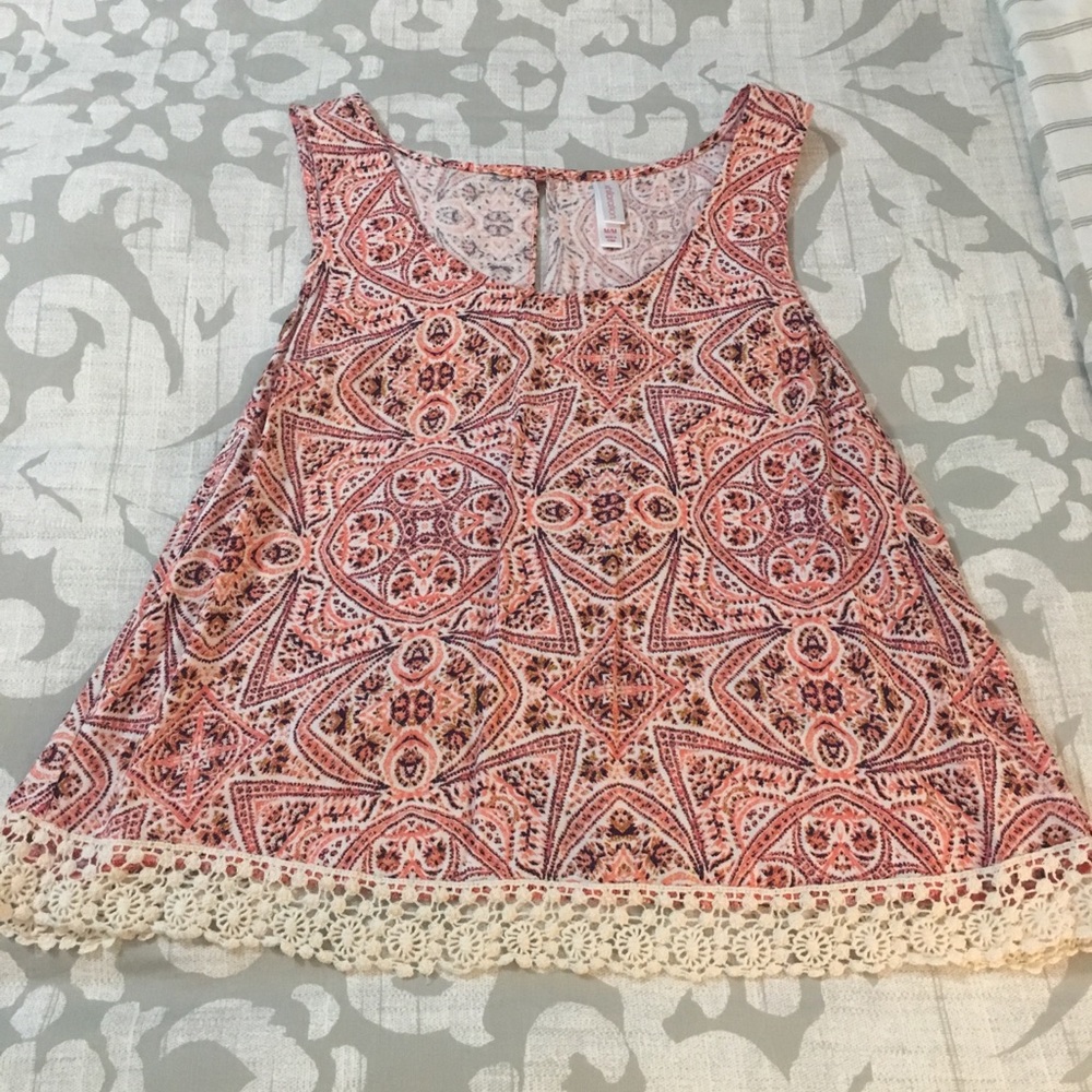 ❤️ Xhilaration cross back patterned tank ❤️